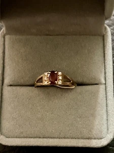Anello in oro giallo 14K granato e diamante taglia 6 1/4 - Foto 1 di 4