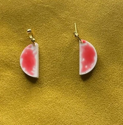 Pendientes de resina dorada blanca y roja  Foto 1 de 4