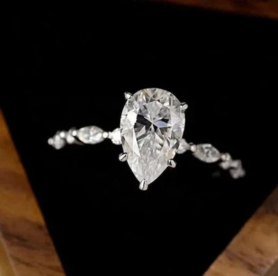 Anillo de compromiso de regalo de oro blanco de 14 k con acabado de diamante creado en laboratorio corte pera de 2,5 quilates Foto 1 de 4