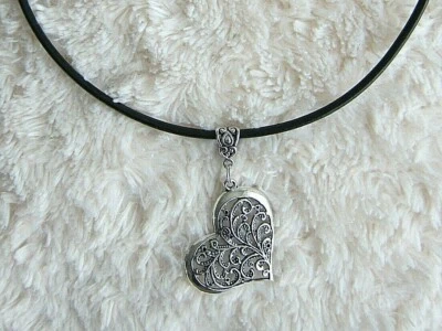 Collar con cordón de cuero genuino con forma de corazón de filigrana. Foto 1 de 4