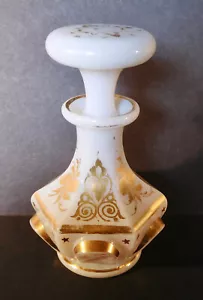 Antigua botella de perfume de vidrio opalino blanco francés Baccarat, intrincadamente dorada - Imagen 1 de 14