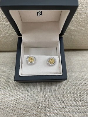 Blue Nile Halo 黄色和白色钻石耳钉 18k 金色 (1.5 克拉) tw.) — 第 1/4 张图片