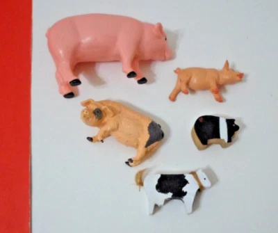 FIGURAS DE JUGUETE DE ANIMALES DE GRANJA 4 CERDOS 1 MINIATURA VACA VINILO MADERA GRANJA ESCENA DECORACIÓN Foto 1 de 2