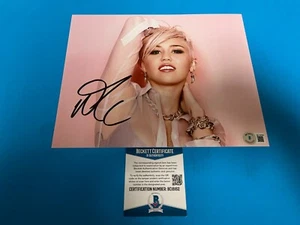 FOTO sexy firmada por flores de Miley Cyrus 8x10 Beckett certificado de autenticidad BAS - Imagen 1 de 2