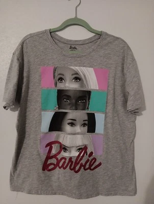 Camiseta Mattel Barbi 2023 XXXL Niñas Gris/Color Bloque Caras Brillo Logo Barbi Foto 1 de 4