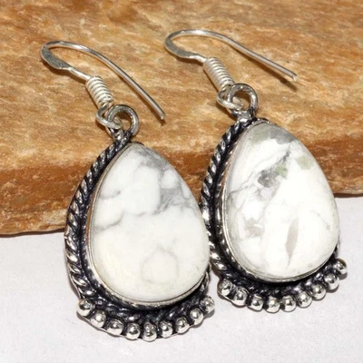 Pendientes hechos a mano Howlite enchapados en plata 925 piedras preciosas 1,5" joyería única GW Foto 1 de 3