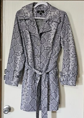 Gabardina para mujer Dennis Basso con estampado de serpiente talla mediana Foto 1 de 4