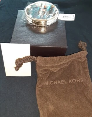 Brazalete brazalete bisagra Michael Kors placa tono blanco y dorado para dama Foto 1 de 3