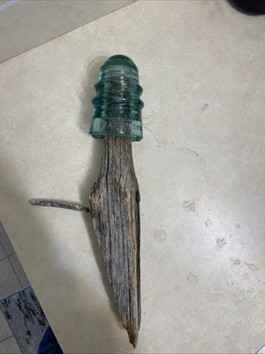 Muy bonito aislador vintage Aqua CD 124 Hemingray con pasador de madera lateral de poste Foto 1 de 4