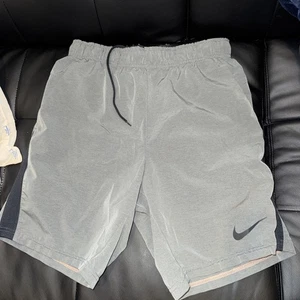 Pantalones Cortos Atléticos Nike Para Hombre S Gris Elásticos Y Cordón Cintura Dri-fit Estándar - Imagen 1 de 4