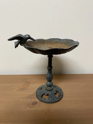 Antiguo baño vintage de hierro fundido para colibríes Foto 1 de 4