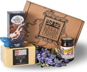 English Cheese Gift Hamper with 1KG English Cheddar, Salted Crackers, chutney - Picture 1 of 6
