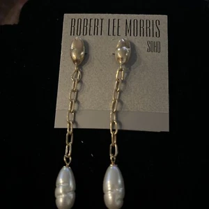 Robert Lee Morris Soho Pearl Linear Chain Earrings NWT - Picture 1 of 5