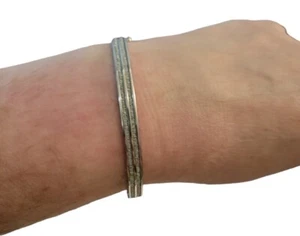 Silberfarben funkelndes aufklappbares Armband mit Sicherheitsverschluss 2,75" x 2,25" - Bild 1 von 9