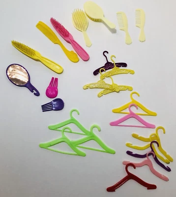 Lote de 24 piezas accesorios vintage de cepillos perchas Barbie años 70 80 accesorios Foto 1 de 4