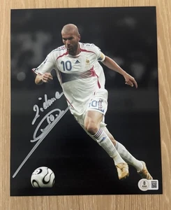 ZINEDINE ZIDANE SIGNIERT FRANKREICH 8X10 FOTO SELTEN VOLLER NAME BECKETT BAS 2 - Bild 1 von 2