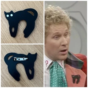 6th Doctor Dr Who Inspired Cat Lapel Pin Badge Sixth Cosplay Replica Prop - Picture 1 of 3