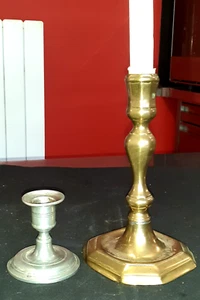 2er Set Kerzenständer 1 aus Bronze 19. Jahrhundert,1 aus Zinn mit Rose XX Nr. 791/53 - Bild 1 von 4