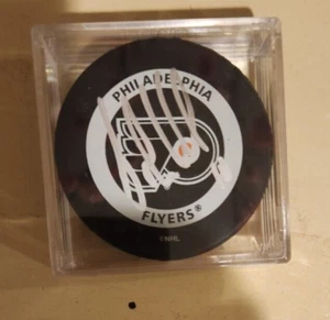 John LeClair Signed Philadelphia Flyers Logo Official NHL Hockey Puck Autograph - Picture 1 of 1