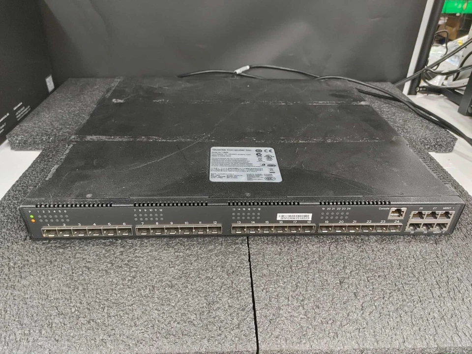 Conmutador de red Quanta LB6M 10 GB 24 puertos SFP+ con fuente de alimentación doble 4-RJ45 Foto 1 de 4