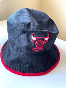 Sombrero de cubo Chicago Bulls talla mediana negro y rojo New Era NBA clases de madera dura - Imagen 1 de 7
