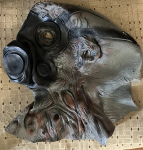 Vintage Gummi Halloween Mutant in Gasmaske - detailliert & selten - Bild 1 von 6