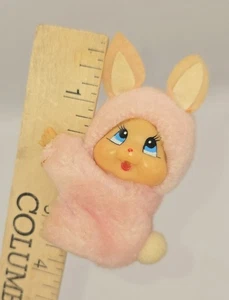 Vintage Baby rosa Monchichi Kaninchen Clip auf Bleistift Umarmung 3,5" - Bild 1 von 4