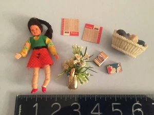 De colección Caco Alemán Casa de Muñecas NIÑA Cabello Raro y Accesorios MINIATURA - Imagen 1 de 5