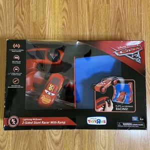 RARE Disney Pixar Cars 3 Red Lightning McQueen 2-Sided RC Stunt Racer & Ramp - Picture 1 of 9