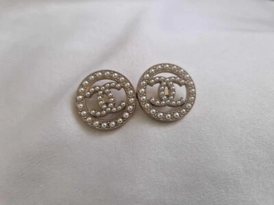 LOT OF 2 CHANEL BUTTONS WITH PEARLS 22mm - Image 1 of 4