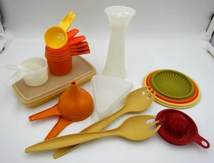 21 Pieces Of Vintage Tupperware Lot Misc Sifter,Salad Forks,Funnel, Lids,Pie - Picture 1 of 4