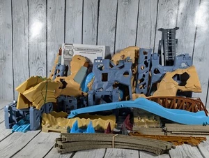 Trackmaster Thomas am Action Canyon UNVOLLSTÄNDIG Hit Toy Tumblin Bridge - Bild 1 von 4