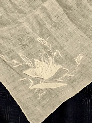 Pañuelo bordado blanco sobre blanco Hanky Estate de colección floral 11,5" cuadrado boda Foto 1 de 4