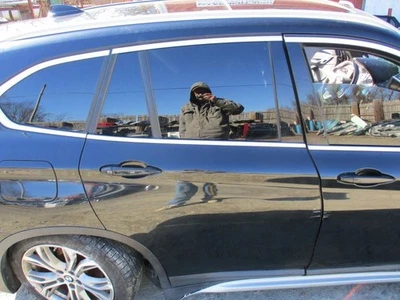 BMW X1 2016-2022 puerta trasera derecha del lado del pasajero negra Foto 1 de 4