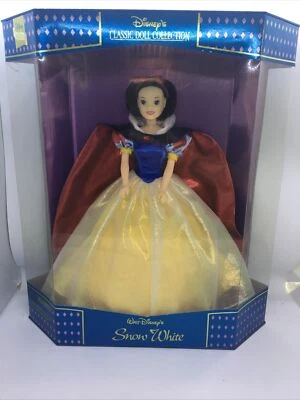 DISNEY Snow White Classic Doll Collection Exclusive Red Shimmer Cape Yellow Foto 1 de 4