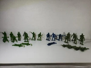 MPC Plastic Green Blue Army Men Figures Lot/25Toy Soldiers 45 mm US Russian WW2 - Picture 1 of 6