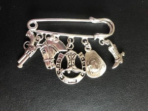 ❤️ PIN FALDA ESCOCESA TONO PLATA TEMA COWBOY COUNTRY & WESTERN MUSIC EN BOLSA DE REGALO - Imagen 1 de 4