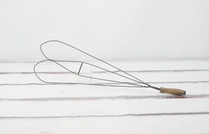 Antiguo ./ Batidor de Alfombra Vintage Desplazado Madera y Alambre Retorcido Limpiador de Alfombra #18 - Imagen 1 de 8