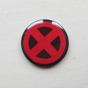 X-Men Símbolo X Rojo - 25/ 58 mm Superhéroe regalo cómic libro presente  - Imagen 1 de 2
