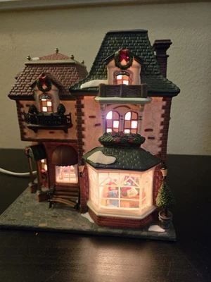 Casa iluminada de porcelana Heartland Valley Village Deluxe escaparate de tela Foto 1 de 4