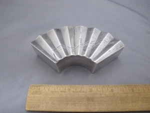 JOYERO JAPONÉS FINO Plata Período MEIJI FORMA ABANICO-Parte superior Grabada-Marca Jungin - Imagen 1 de 9