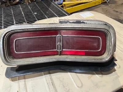 Oldsmobile Royale Delta 88 1973 lado izquierdo lado del conductor luz trasera Foto 1 de 4