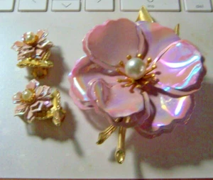 Gold Tone Metal and Pink Enameled Brooch & Clip-on Earrings - Picture 1 of 3