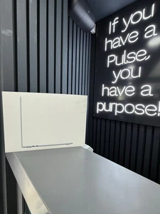 Apple Macbook Air 13 Inch(M4 Chip) 16 GB RAM 256GB SSD 13.6 Inch BRAND NEW - Picture 1 of 3