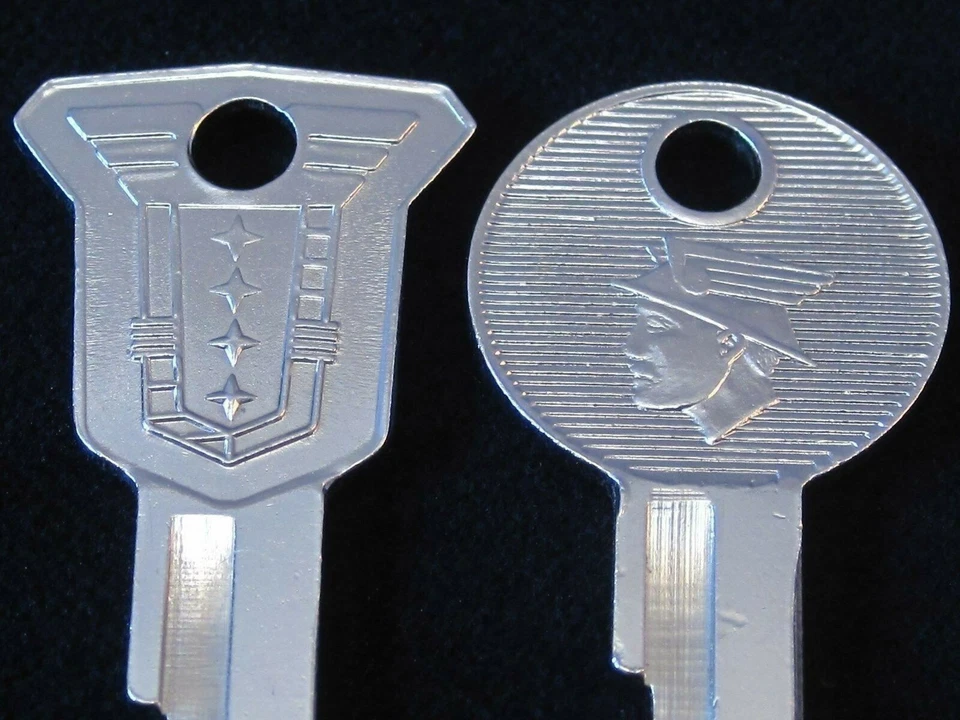 JUEGO DE LLAVES EN BLANCO MERCURIO OEM 1952-56 NOS Baúl de encendido Medallista Monterey de colección Foto 1 de 4