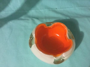 Cenicero remolino de vidrio artístico estilo Murano naranja y blanco - Imagen 1 de 6