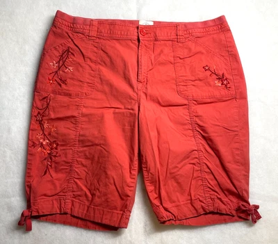 Женские шорты-бермуды St. John's Bay с красной вышивкой с цветочным рисунком средней посадки размер 16 - Изображение 1 из 4