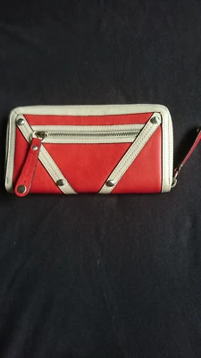 CARTERA MONEDERO RARA B.MAKOWSKY GRANDE DE CUERO GRANULADO CON TACHUELAS CREMALLERA ALREDEDOR NUEVA SIN USAR. Foto 1 de 4