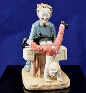 "A stitch in time"" estatuilla abuela cosiendo pantalones niños mientras él los usa" - Imagen 1 de 8