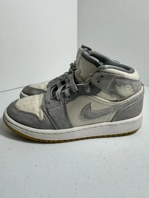 Jordan 1 Mid SE GS Leche de Coco Gris Partícula Talla 3.5 Y (5 Wmns) Foto 1 de 4